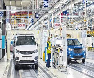 Cadena de montaje de la planta de Stellentis en Vigo, donde se hacen varios modelos 100% eléctricos